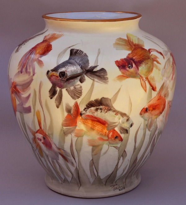 peinture sur porcelaine un vase aux poissons dessinés