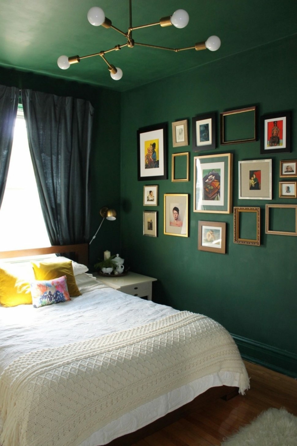 chambre chaleureuse peinture vert émeraude parquet stratifié