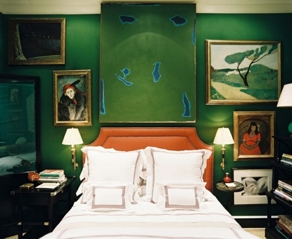 chambre peinture vert émeraude tête de lit rembourrée orange