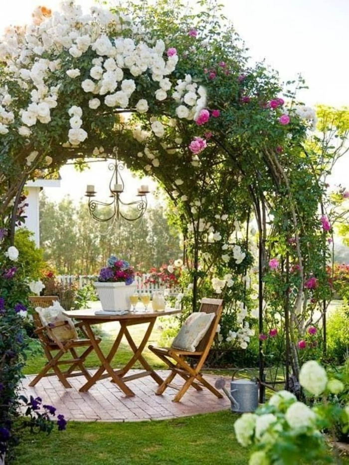 coin détente jardin sous une arche fleurie