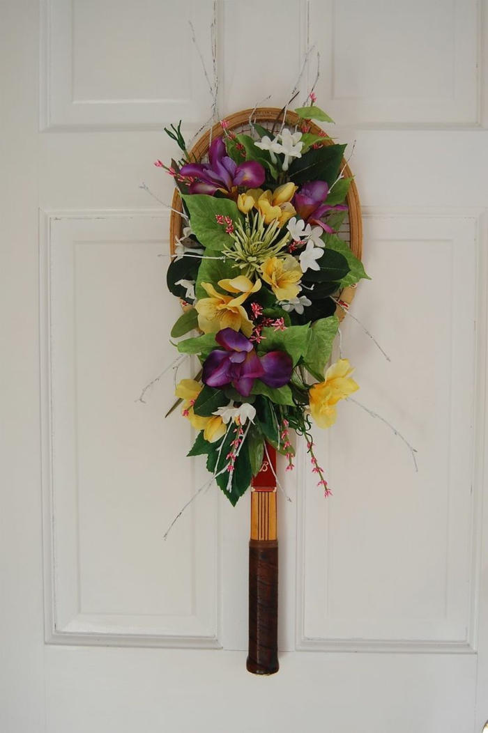 déco porte d'entrée avec une raquette de tennis avec des fleurs
