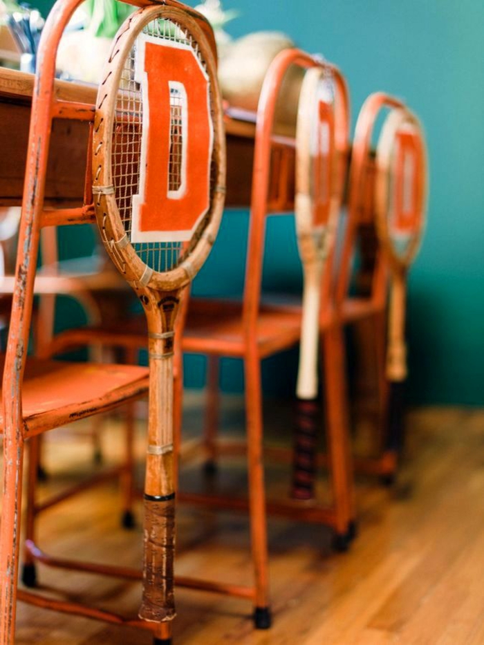 décoration originale de chaise avec raquette de tennis