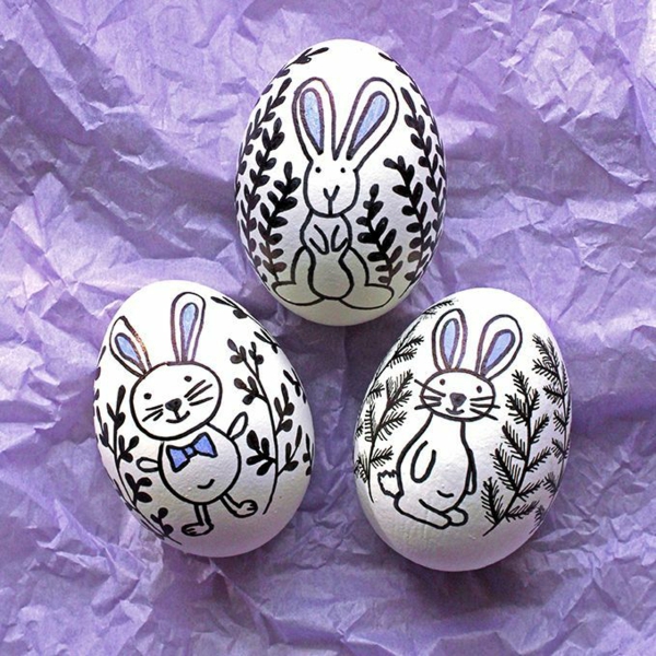 façon créative de décorer un œuf de Pâques peinture acrylique blanche marqueur permanent