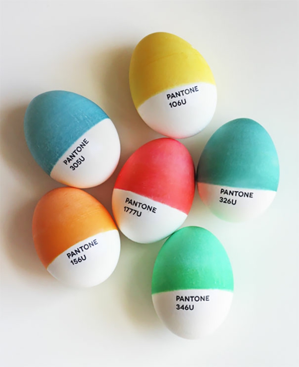 façon créative de décorer un œuf de Pâques peinture pantone