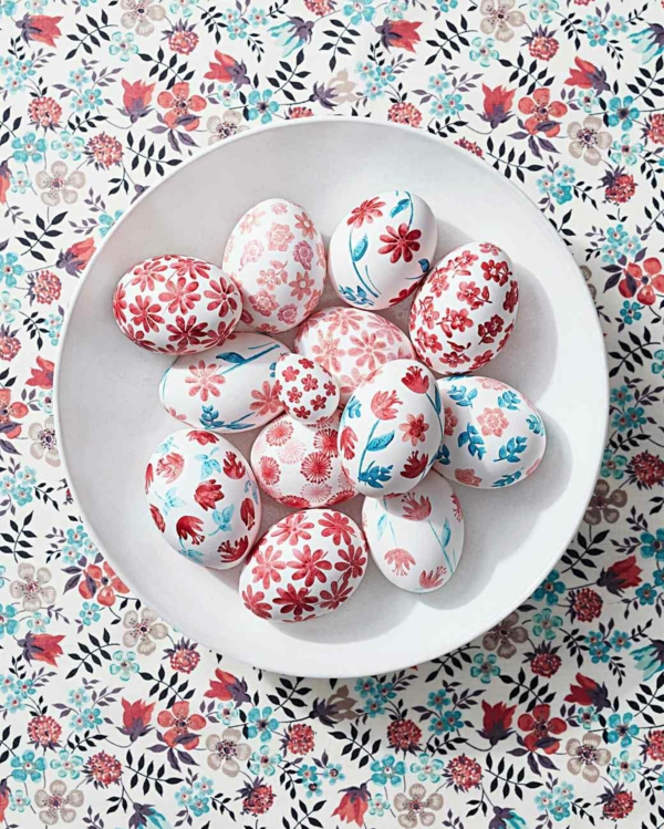 façon créative de décorer un œuf de Pâques tampon peinture craie