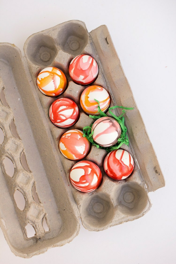 façons créatives de décorer un œuf de Pâques colorant huile