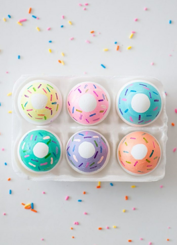 façons créatives de décorer un œuf de Pâques effet donuts