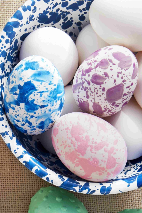 façons créatives de décorer un œuf de Pâques effet taches de peinture