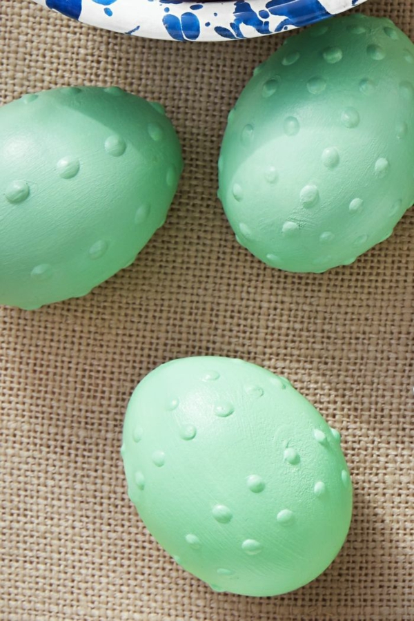 façons créatives de décorer un œuf de Pâques motifs en relief sur peinture acrylique verte brillante