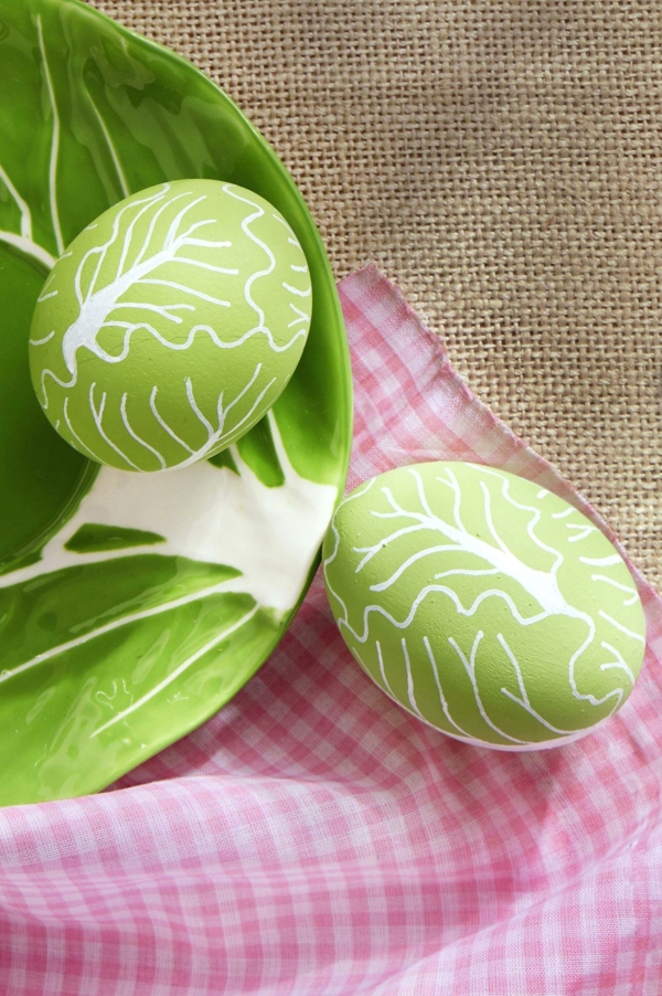 façons créatives de décorer un œuf de Pâques peinture acrylique verte veines stylo blanc à pointe fine