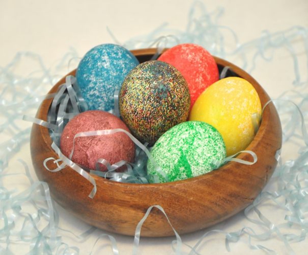 façons créatives de décorer un œuf de Pâques peinture paillettée