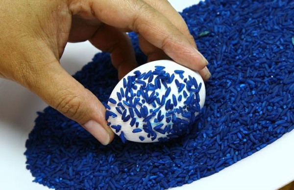 façons créatives de décorer un œuf de Pâques riz coloré