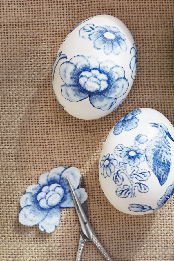 façons créatives de décorer un œuf de Pâques serviette colle