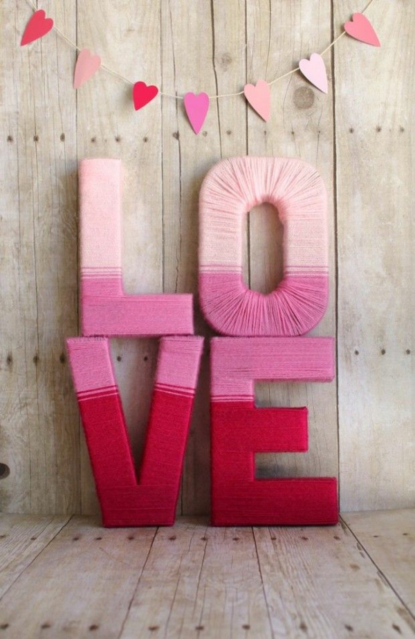 idée de déco saint-valentin à faire soi-même lettres habillées de fil coloré