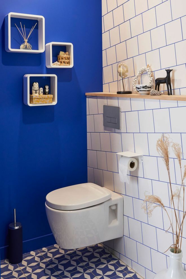 idée de peinture toilettes tendance bleu électrique