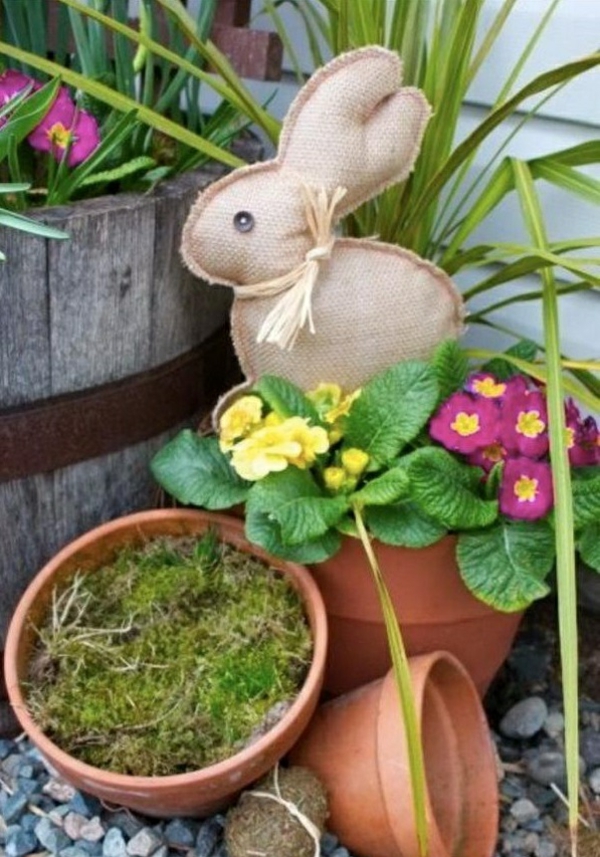 idée décoration de pâques extérieur à faire soi-même lapin de pâques en toile de jute