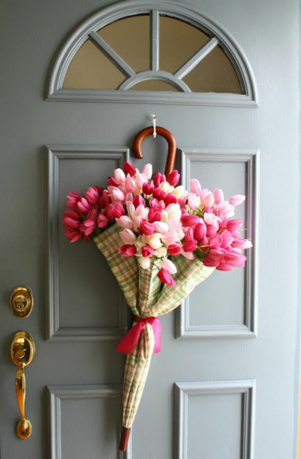 idée décoration de pâques à faire soi-même déco de porte parapluie tulipes