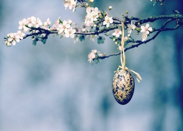 idée décoration de pâques à faire soi-même oeufs suspendus dans les arbres
