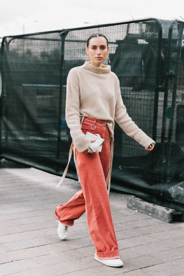mode femme pantalon évasé rose saumon velours côtelé pull beige