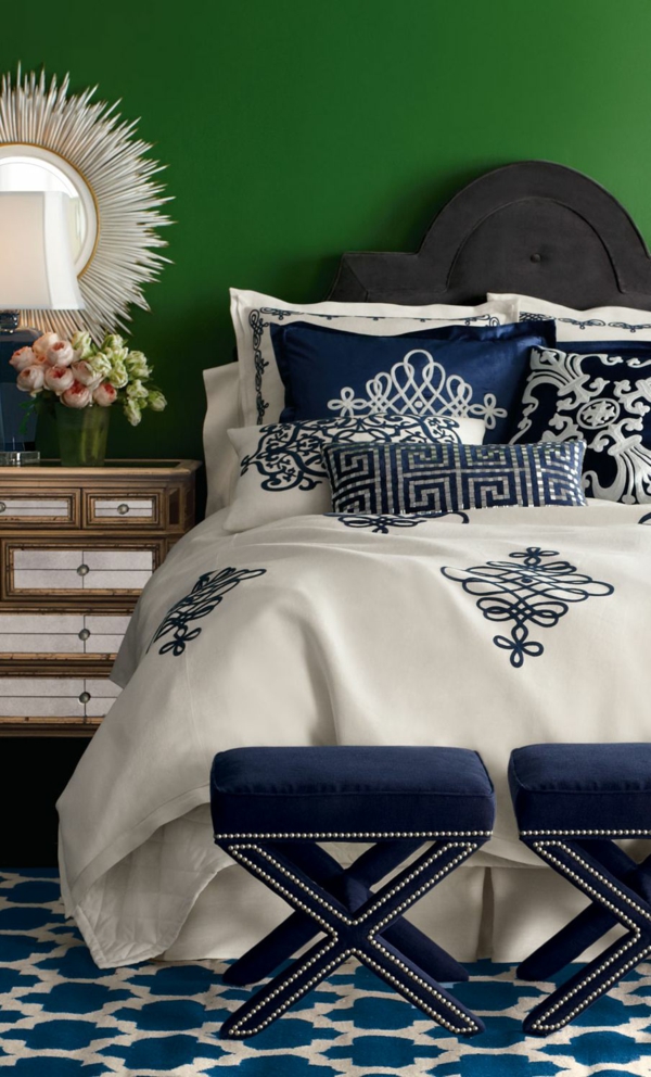 peinture vert émeraude chambre linge de lit bleu et blanc