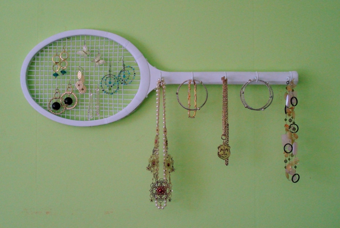 rangement bijoux idée avec raquette de tennis