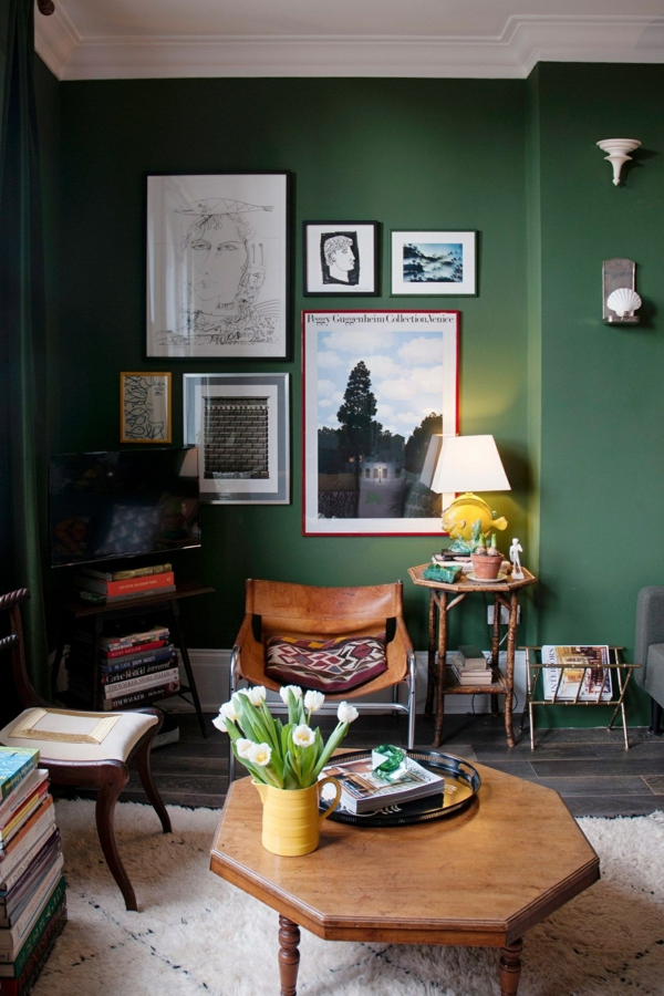 salon artistique peinture vert émeraude mobilier en bois