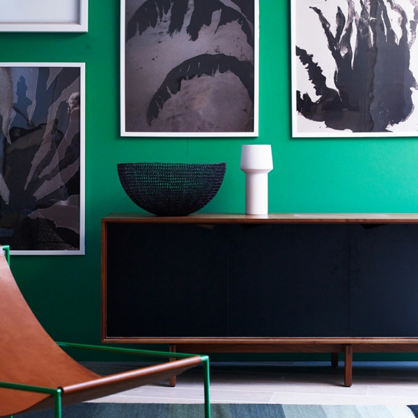 salon moderne peinture vert émeraude déco noire