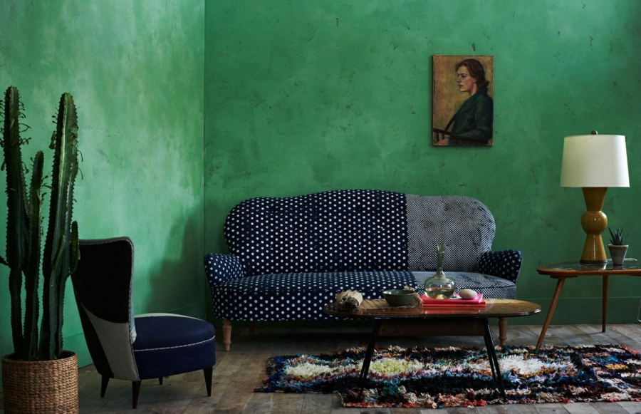 salon sophistiqué peinture vert émeraude tapis berbère 