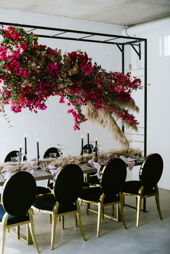 table-mariage-déco-avec-roses-et-herbe-de-la-pampa