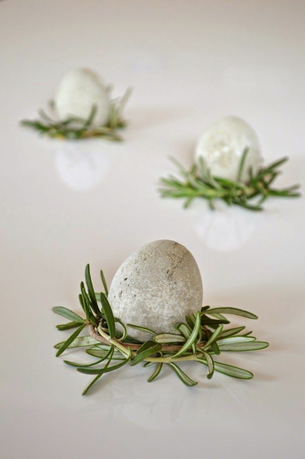 Comment faire des œufs de Pâques décoratifs en béton déco herbes