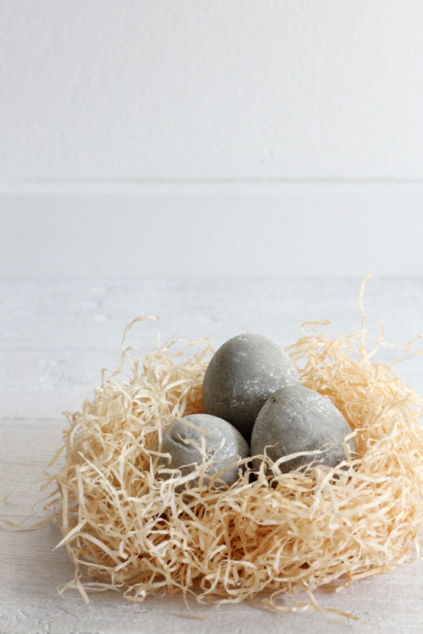 Comment faire des œufs de Pâques décoratifs en béton déco nid en copeaux de papier