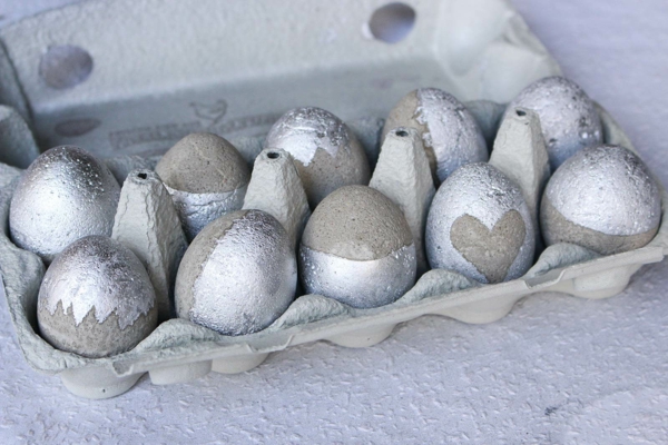 Comment faire des œufs de Pâques décoratifs en béton peinture argentée