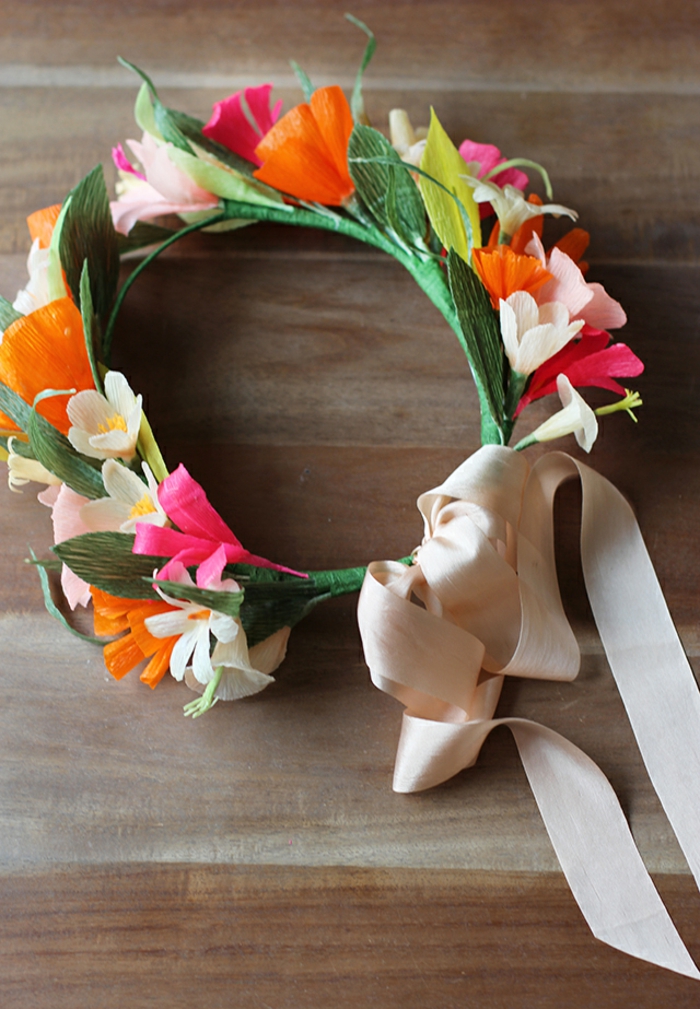 DIY diadème mariage avec des fleurs en papier crépon