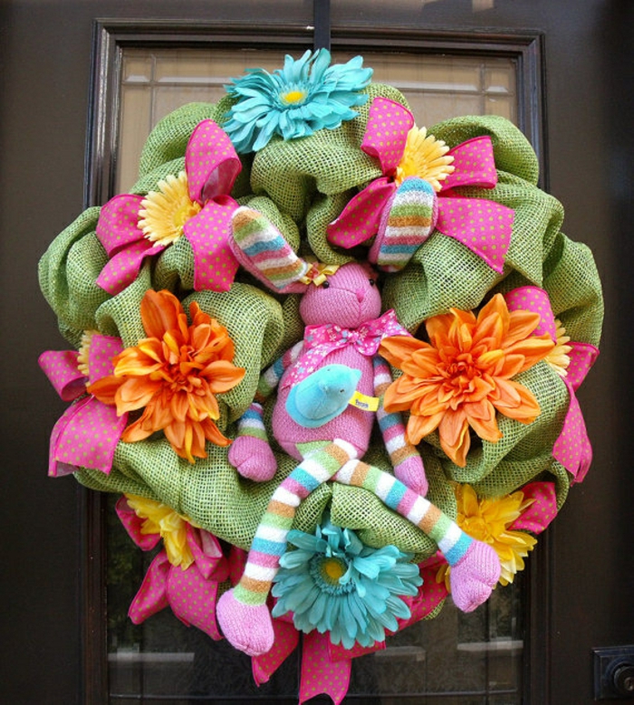 activité manuelle printemps décoration colorée pour la porte d'entrée