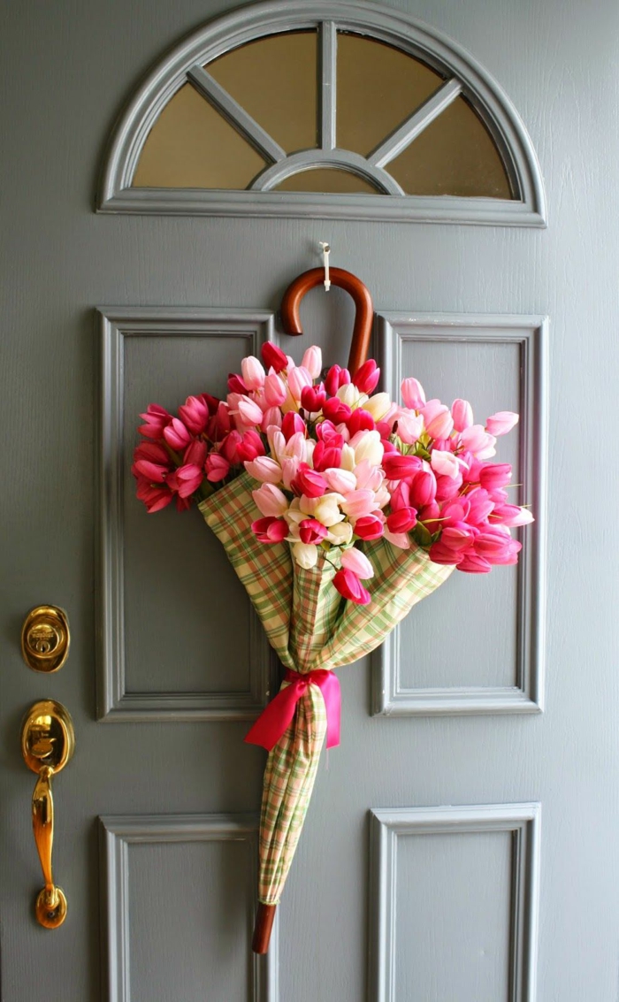 activité manuelle printemps parapluie et tulipes pour la porte d'entrée