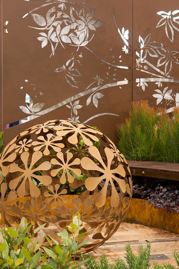 boule décorative géante idée déco jardin métal rouillé