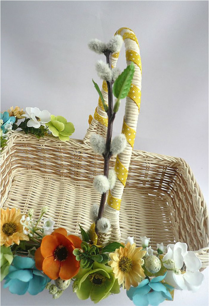 diy réalisation panier de pâques avec des fleurs artificielles
