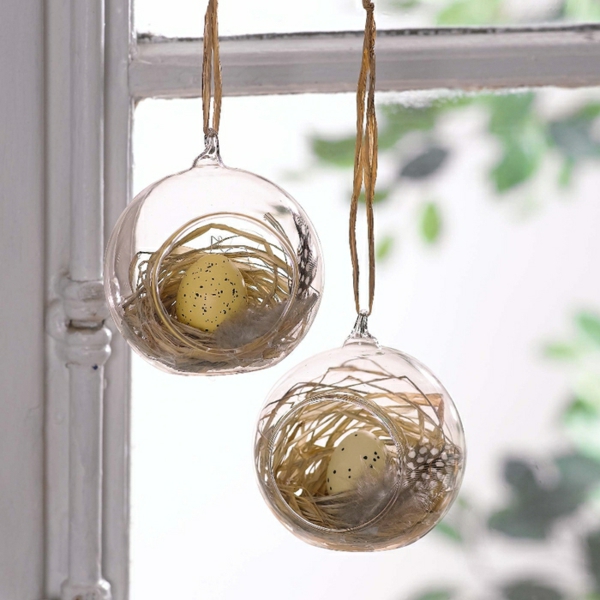 déco fenêtre pour pâques boules transparentes oeufs de pâques