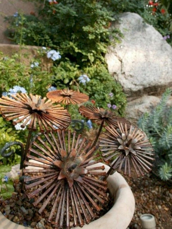 fleurs en fer idée déco jardin métal rouillé