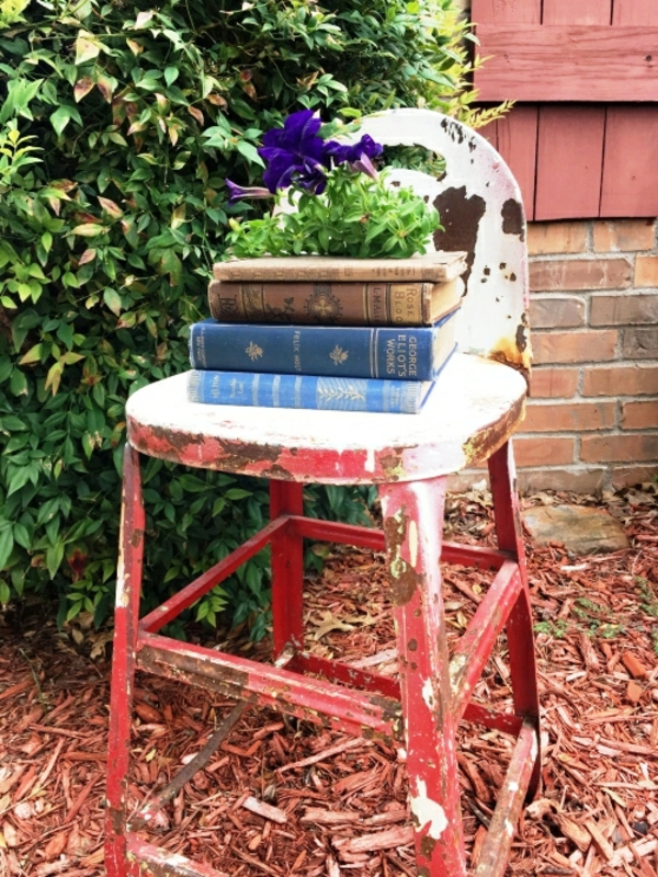 idée déco jardin métal rouillé arrangement floral chaise