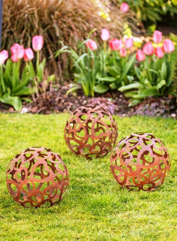 idée déco jardin métal rouillé boules décoratives