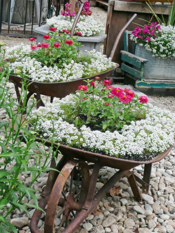 idée déco jardin métal rouillé brouette contennat de fleurs