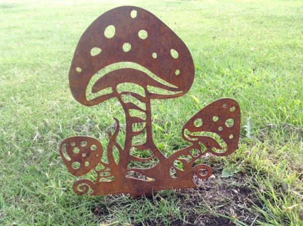 idée déco jardin métal rouillé champignons