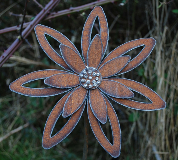 idée déco jardin métal rouillé fleur acier