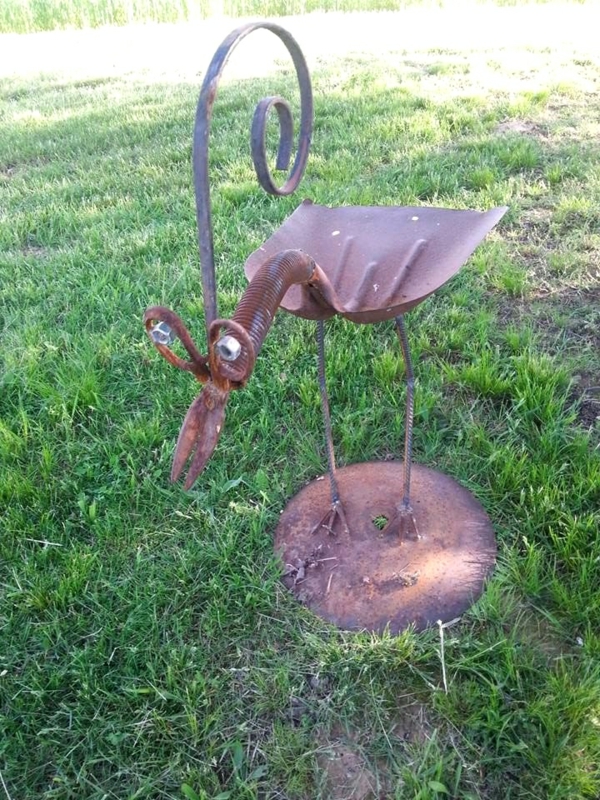 idée déco jardin métal rouillé oiseau fait en outils de jardinage