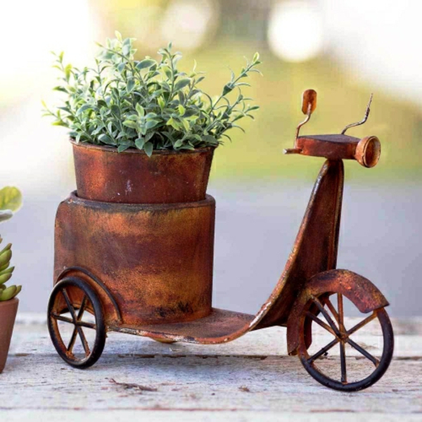 idée déco jardin métal rouillé vélo contenant de plantes
