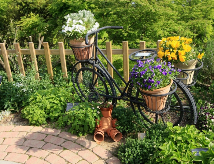 idée inspirante déco jardin récup bicyclette
