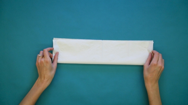 pliage serviette pâques lapin en papier étape 2