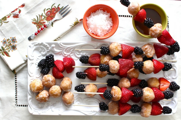 Brochette apéro - 70 idées de recettes qui mettent de l'eau à la bouche fraises mûres mini donuts