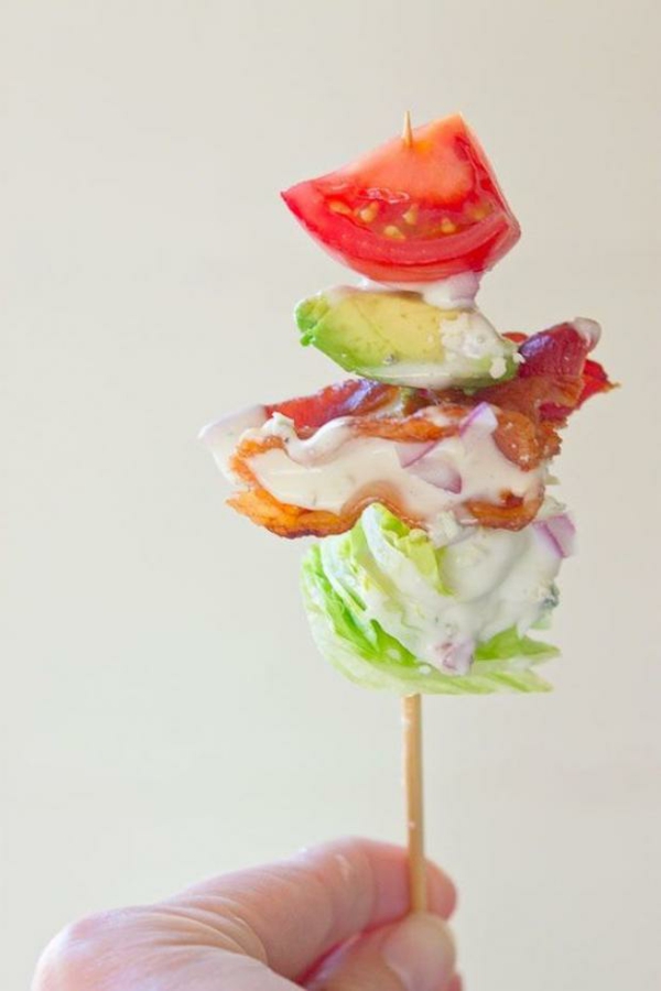 Brochette apéro - 70 idées de recettes qui mettent de l'eau à la bouche salade iceberg bacon avocat tomates sauce fromagère